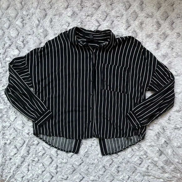 Forever 21 Women’s Small Black And White Stripped Cropped Button Up - Picture 3 of 5